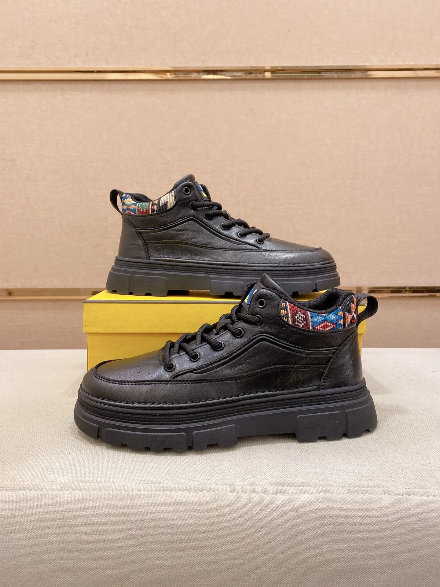 Factory price 442💰 (fendi) New high-top 👊🏻 upper 🇮🇹 imported cowhide fabric 🇩🇪 imported breathable mesh lining. The original outsole is molded to highlight the identity of every man, and the upper foot is elegant and stable🚶🏻🚶🏻The high-end custom counters reproduce the original version📯No matter the wind or rain, the shoe last remains unchanged and can withstand the verification of time🔍️,🔵 Size: 38-44